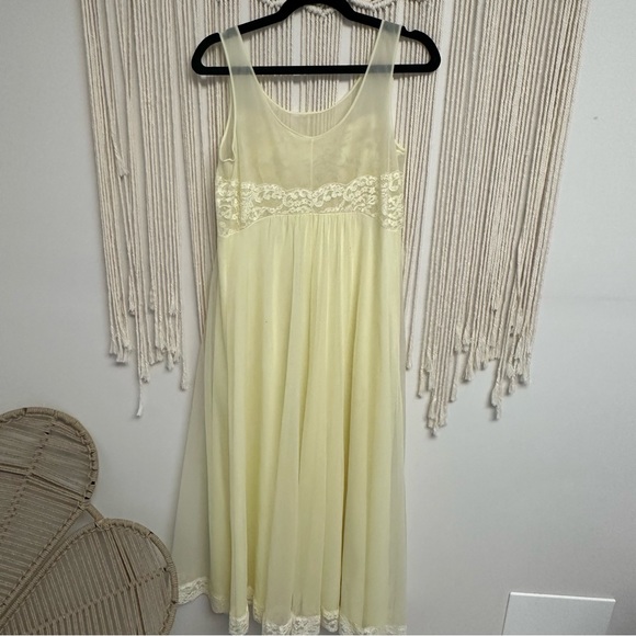 Vintage Shadowline yellow negligee lace nightgown - Picture 4 of 12